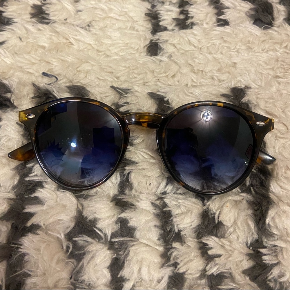Tortoise Shell Cat-eye Sunglasses - Picture 2 of 4